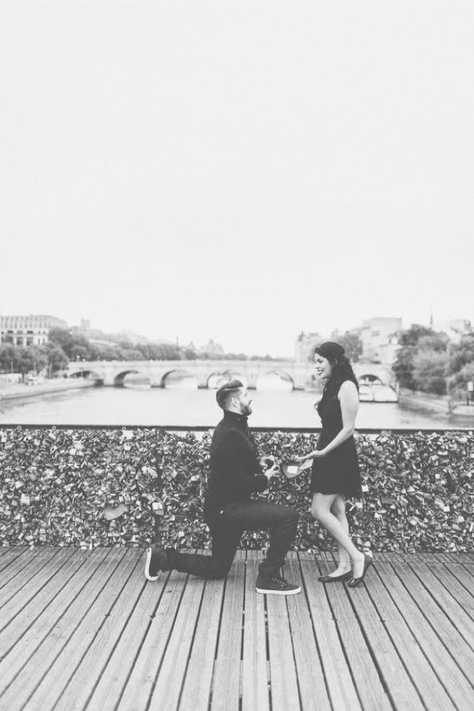 love-lock-bridge-marriage-proposal-in-paris (1)